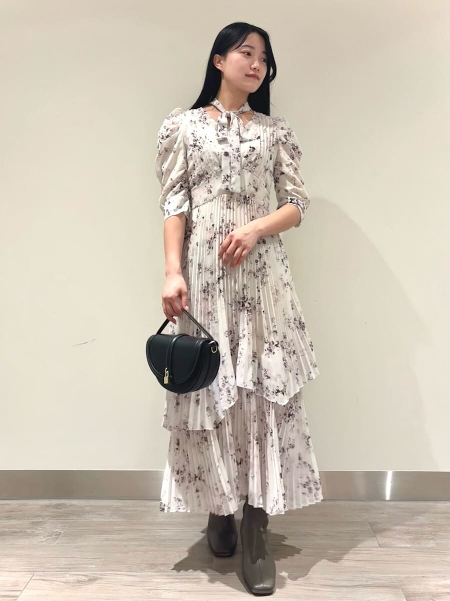 ホワイト系のブルゾン、ブラック系のハンドバッグ、ホワイト系のワンピースを着用したレディースの秋コーディネートの5枚目の写真