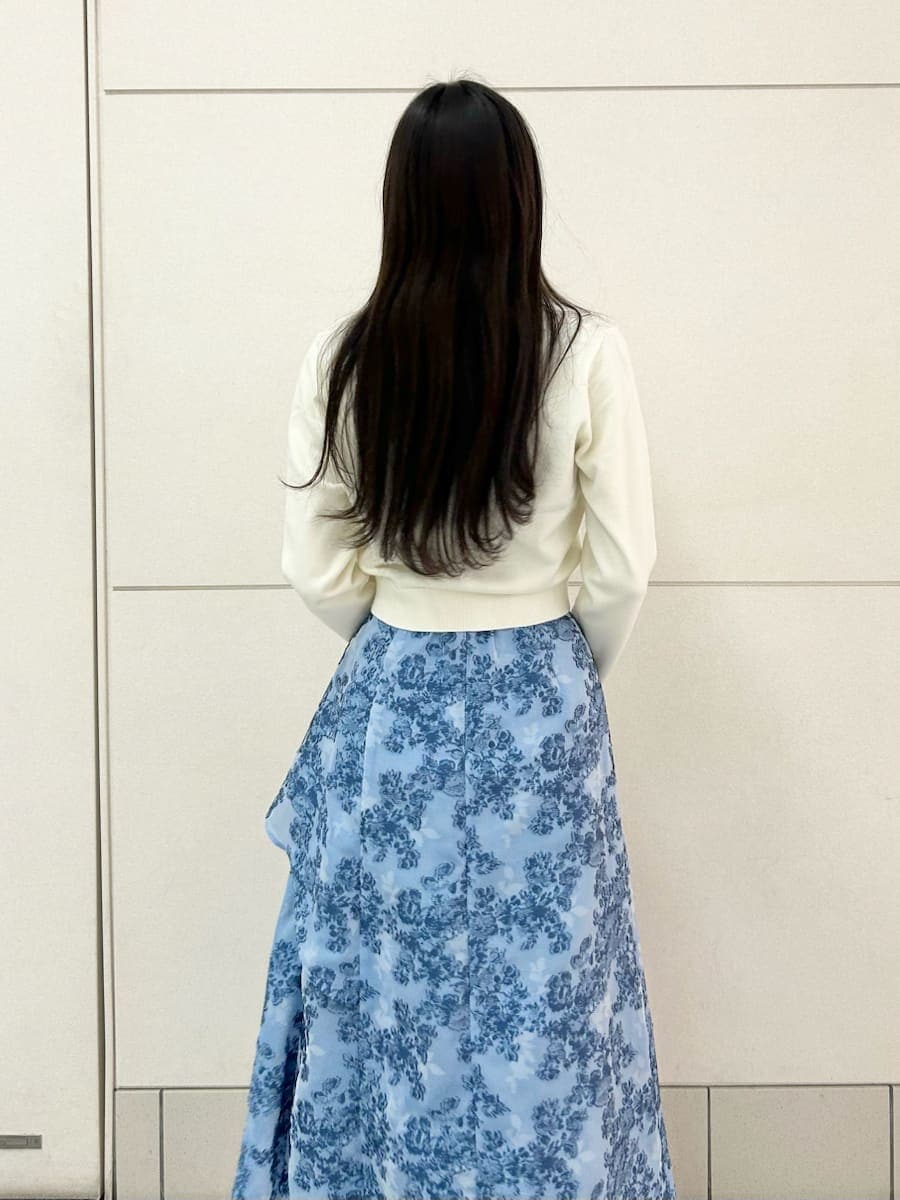 ブラック系のブーツ、ホワイト系のニット/セーターを着用したレディースの冬コーディネートの7枚目の写真