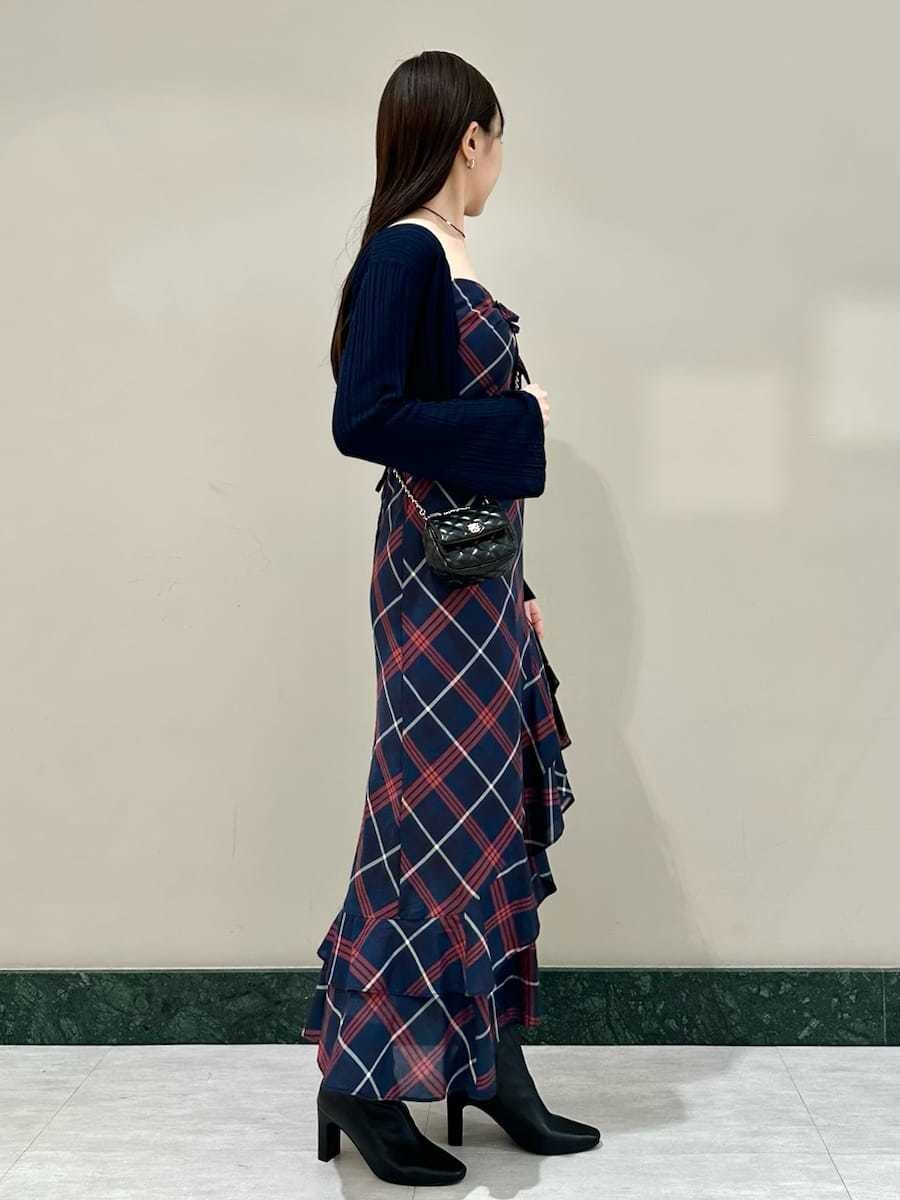 ブルー系のワンピース、ブルー系のカーディガン/ボレロ、ブラック系のブーツを着用したレディースの夏コーディネートの2枚目の写真