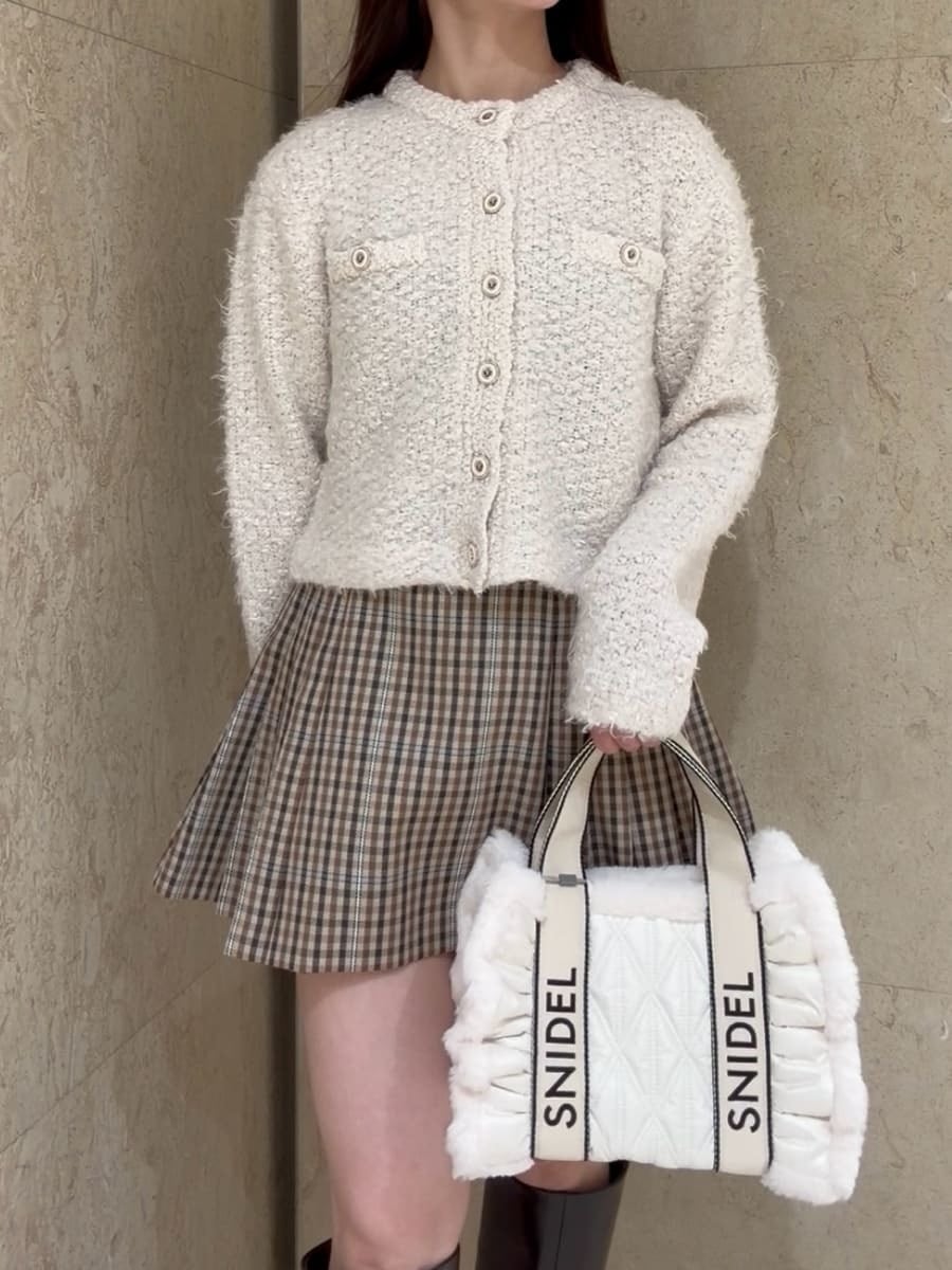 ホワイト系のノーカラージャケット、ベージュ系のその他パンツ、ブラウン系のブーツを着用したレディースの秋コーディネートの5枚目の写真