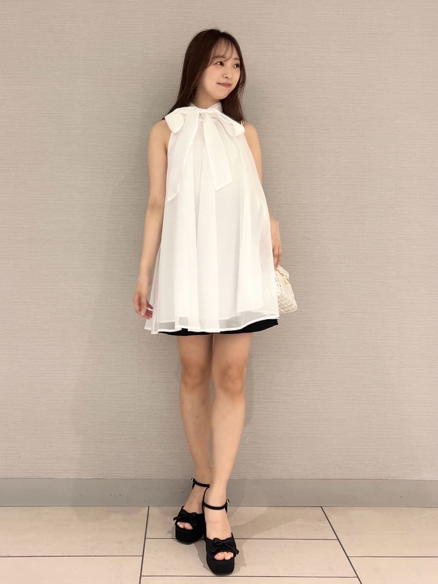 ホワイト系のシャツ/ブラウス、ブラック系のその他パンツ、ブラック系のサンダルを着用したレディースの春コーディネートの3枚目の写真