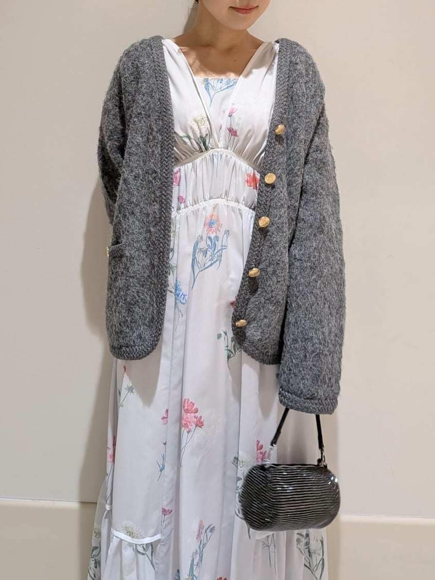 グレー系のワンピース、グレー系のノーカラージャケットを着用したレディースの冬コーディネートの3枚目の写真