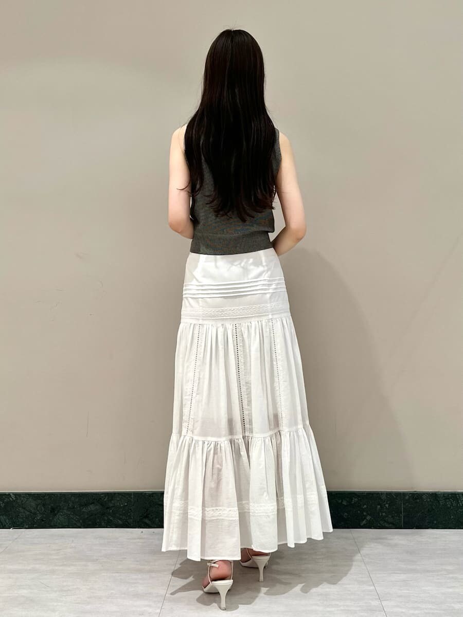 その他のニット/セーター、ホワイト系のスカート、ホワイト系のサンダルを着用したレディースの夏コーディネートの3枚目の写真