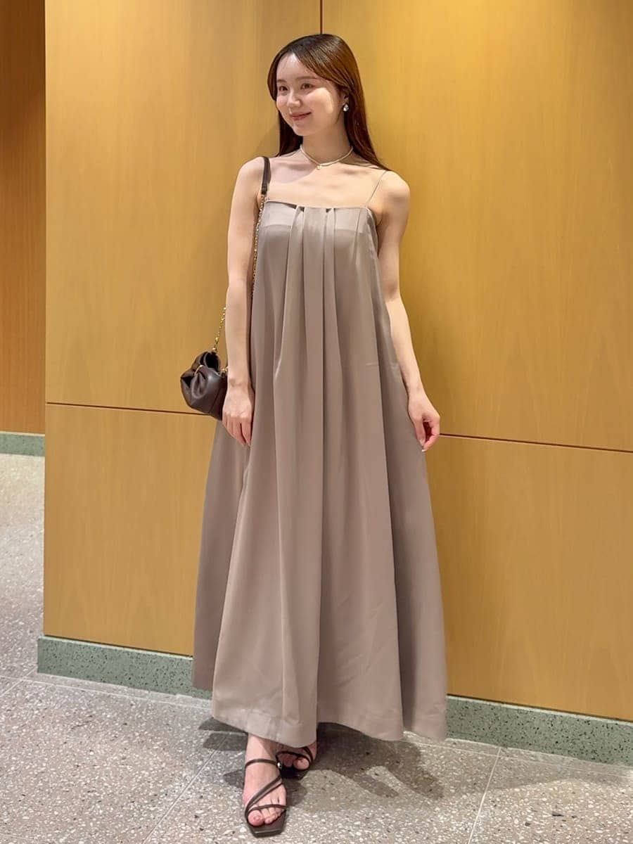 ブラウン系のワンピース、ブラウン系のサンダル、ホワイト系のネックレスを着用したレディースの夏コーディネートの2枚目の写真