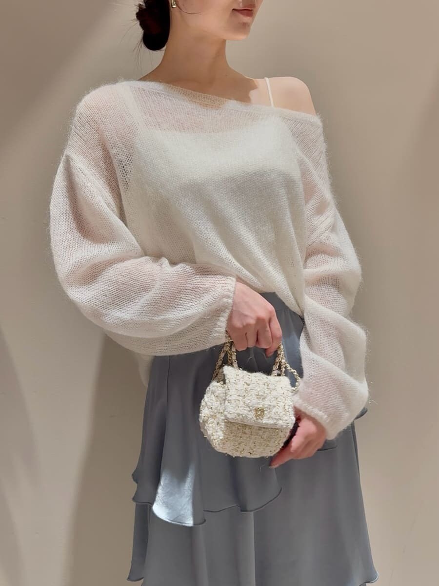 ホワイト系のブルゾン、ホワイト系のニット/セーター、ブルー系のスカートを着用したレディースの秋コーディネートの7枚目の写真