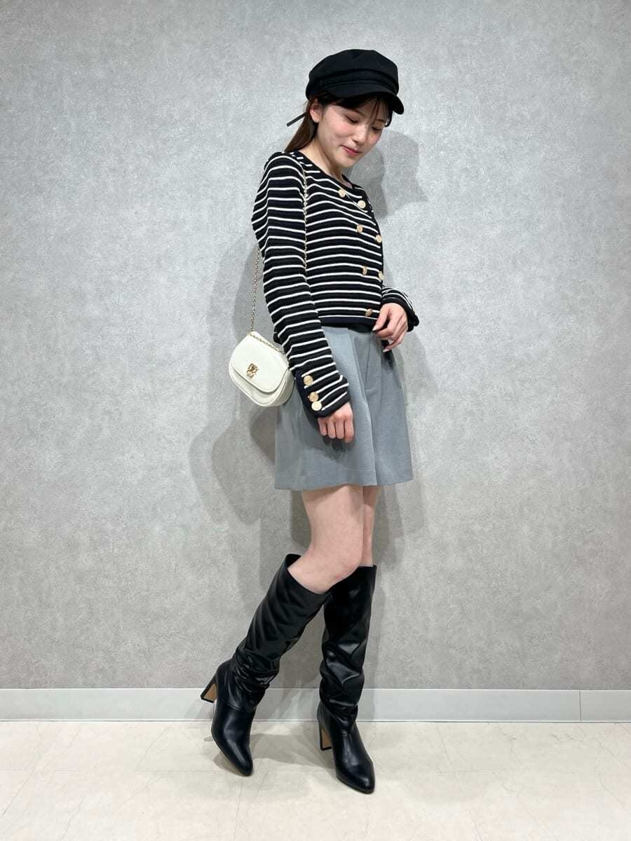 ブラック系のブーツ、その他のノーカラージャケット、ホワイト系のショルダーバッグを着用したレディースの冬コーディネートの2枚目の写真