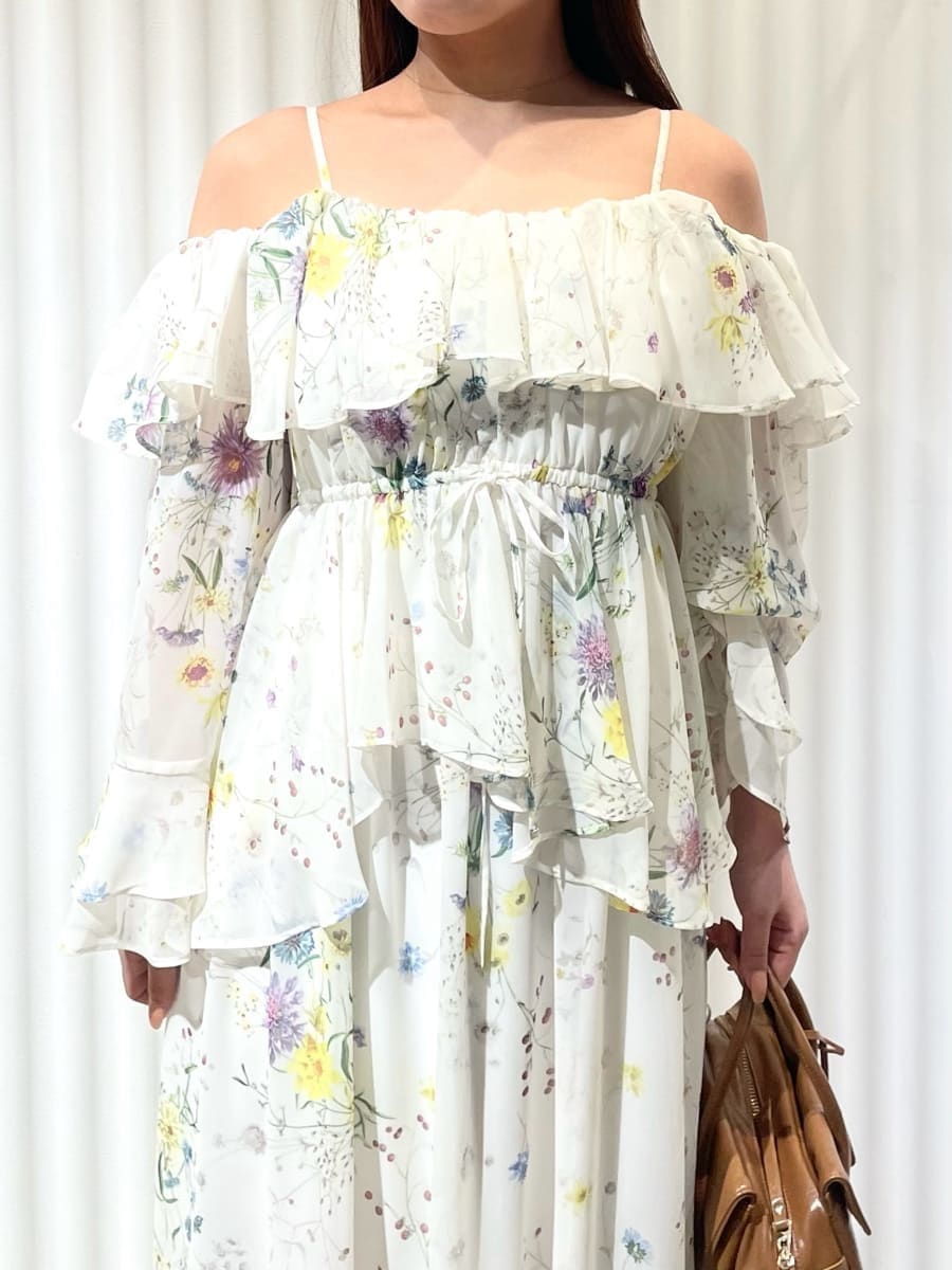 その他のワンピース、イエロー系のボストンバッグを着用したレディースの秋コーディネートの5枚目の写真