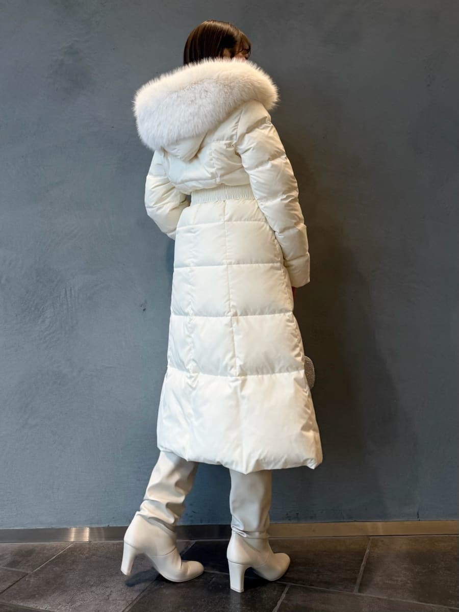 ホワイト系のダウンジャケット/コート、ホワイト系のニット/セーターを着用したレディースの冬コーディネートの8枚目の写真