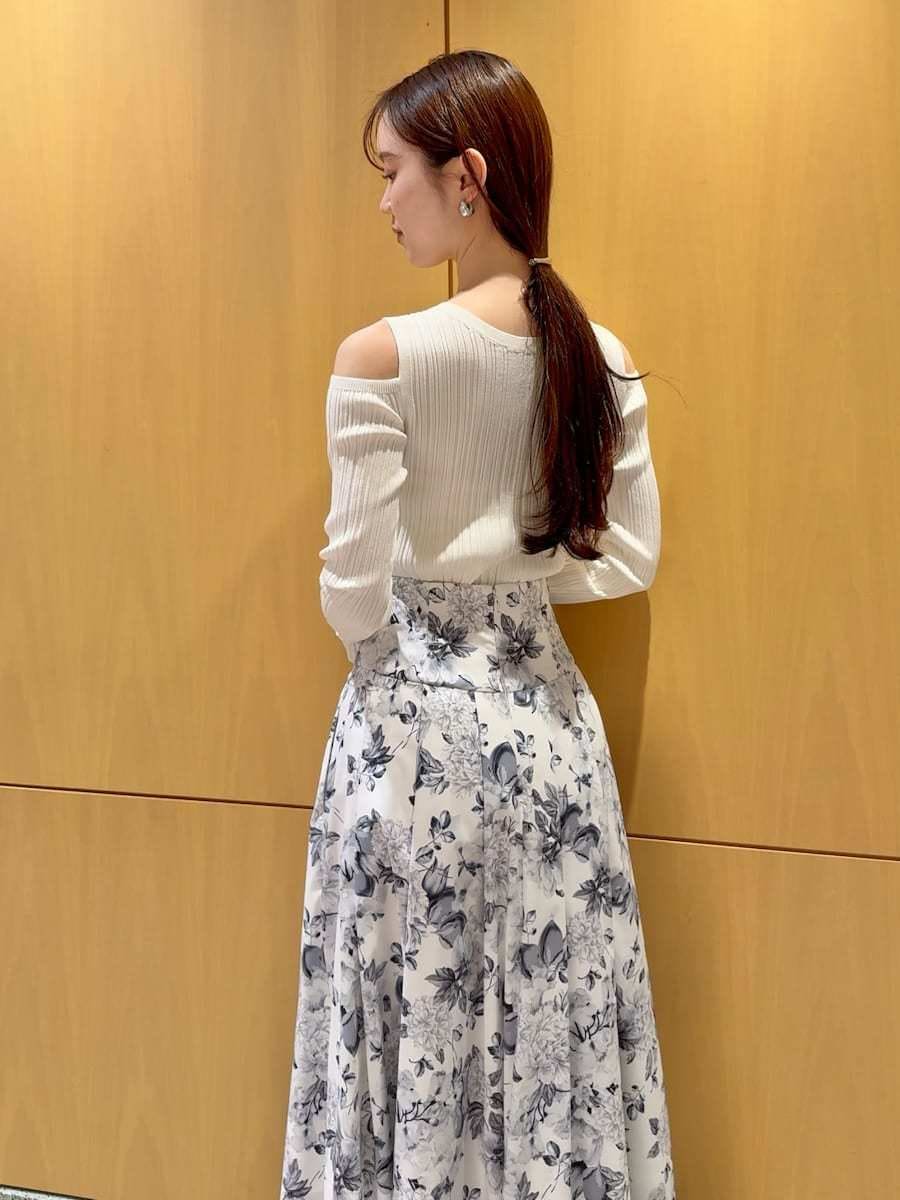 ブルー系のショルダーバッグ、ホワイト系のニット/セーターを着用したレディースの冬コーディネートの6枚目の写真