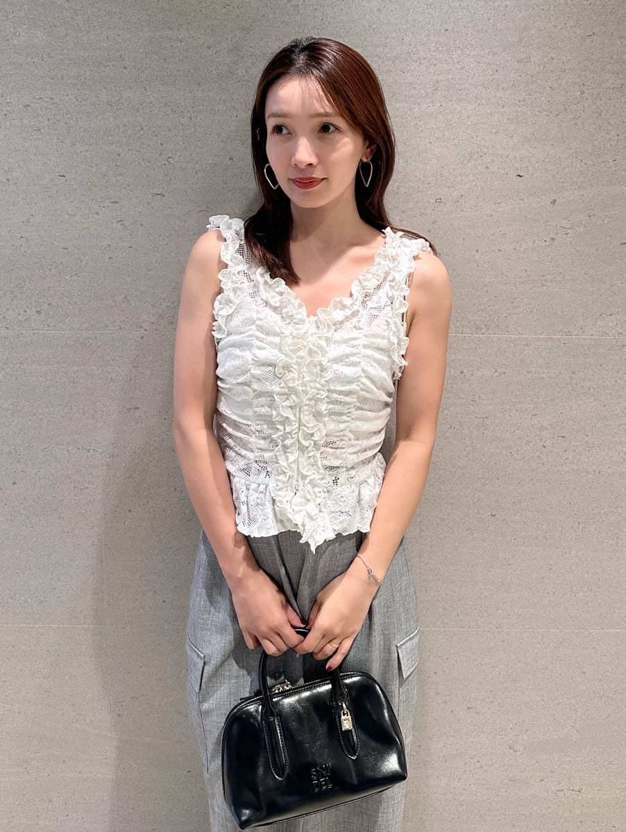 ホワイト系のTシャツ/カットソー、グレー系のカーゴパンツ、ブラック系のボストンバッグを着用したレディースの夏コーディネートの2枚目の写真