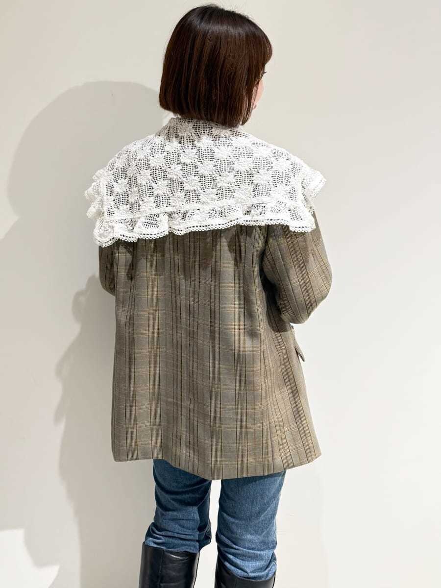 イエロー系のニット/セーター、その他のテーラードジャケット、ブルー系のデニムパンツを着用したレディースの秋コーディネートの6枚目の写真