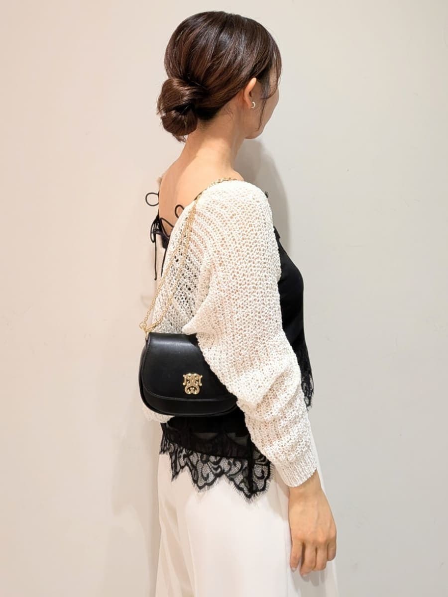 ブラック系のショルダーバッグ、ホワイト系のその他パンツ、ブラック系のキャミソールを着用したレディースの春コーディネートの4枚目の写真