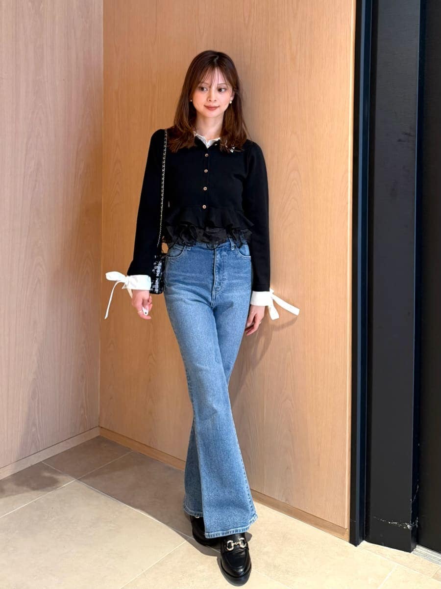 ブルー系のデニムパンツ、ブラック系のカーディガン/ボレロ、その他のショルダーバッグを着用したレディースの秋コーディネートの2枚目の写真