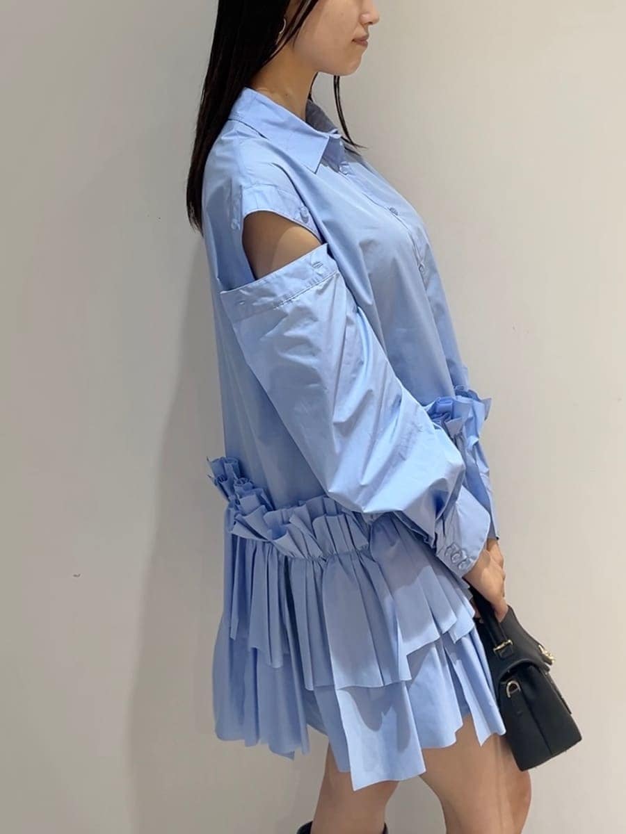 ブルー系のワンピース、ブラック系のブルゾン、ブラック系のブーツを着用したレディースの秋コーディネートの8枚目の写真