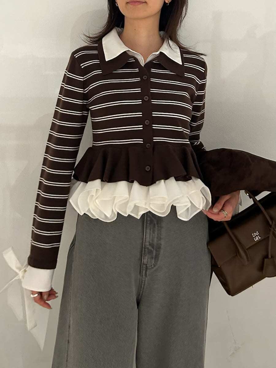 ブラウン系のボストンバッグ、ブラウン系のノーカラージャケット、グレー系のデニムパンツを着用したレディースの夏コーディネートの8枚目の写真