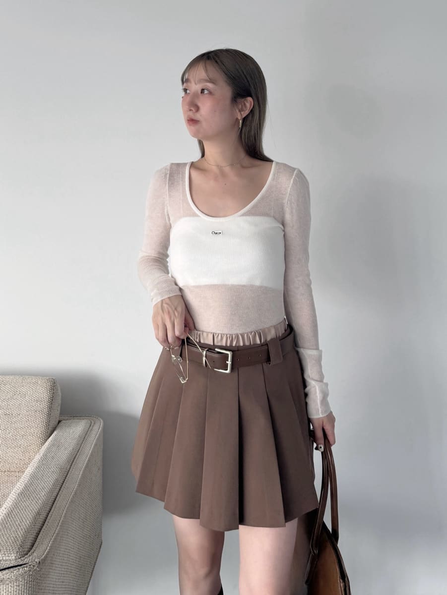 ホワイト系のニット/セーター、ブラウン系のその他パンツ、ブラウン系のハンドバッグを着用したレディースの夏コーディネートの8枚目の写真