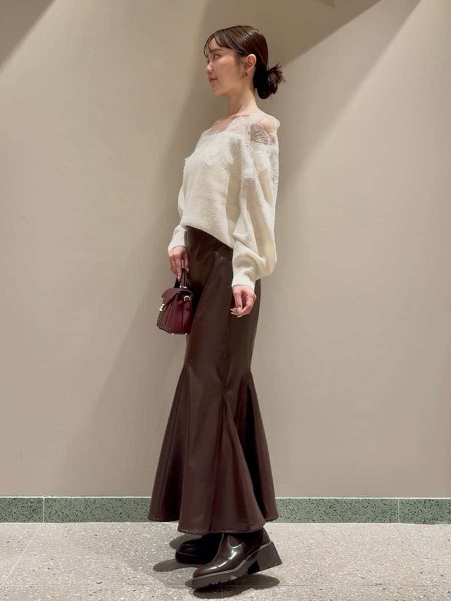 ホワイト系のニット/セーター、ブラウン系のスカート、ブラウン系のショルダーバッグを着用したレディースの秋コーディネートの2枚目の写真