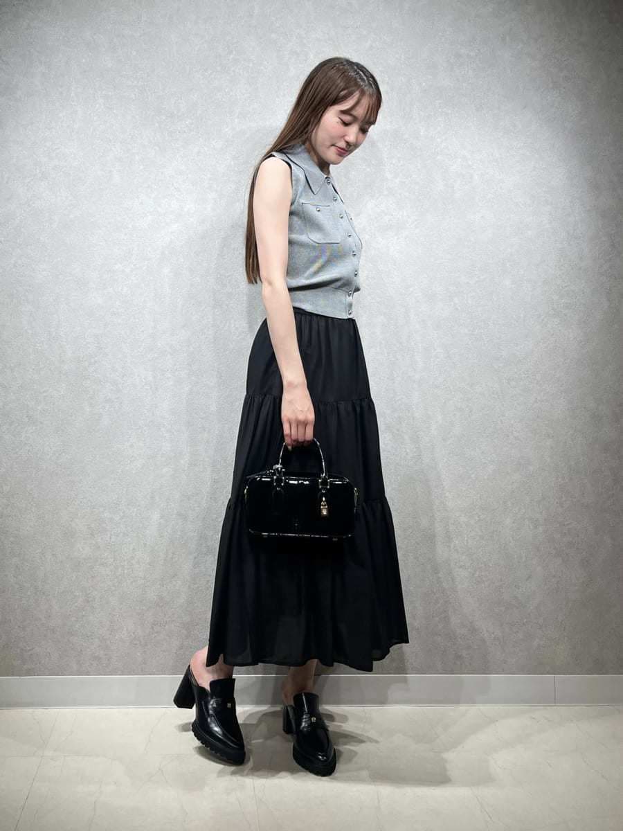 その他のワンピース、ブラック系のローファー、ブラック系のボストンバッグを着用したレディースの夏コーディネートの2枚目の写真