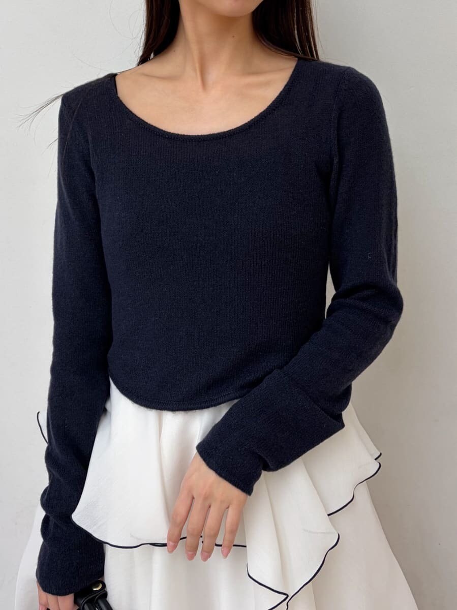 ベージュ系のトレンチコート、ブルー系のワンピース、ブラック系のパンプスを着用したレディースの冬コーディネートの9枚目の写真