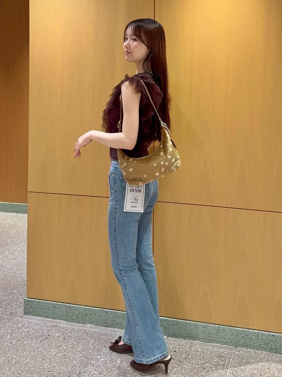 ブラウン系のニット/セーター、その他のショルダーバッグを着用したレディースの夏コーディネートの2枚目の写真