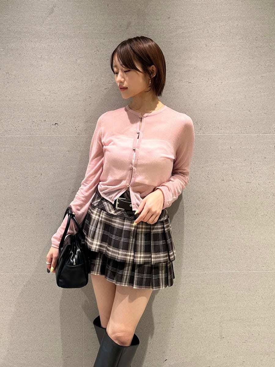 ブラック系のボストンバッグ、ブラック系のブルゾン、ブラウン系のその他パンツを着用したレディースの夏コーディネートの5枚目の写真