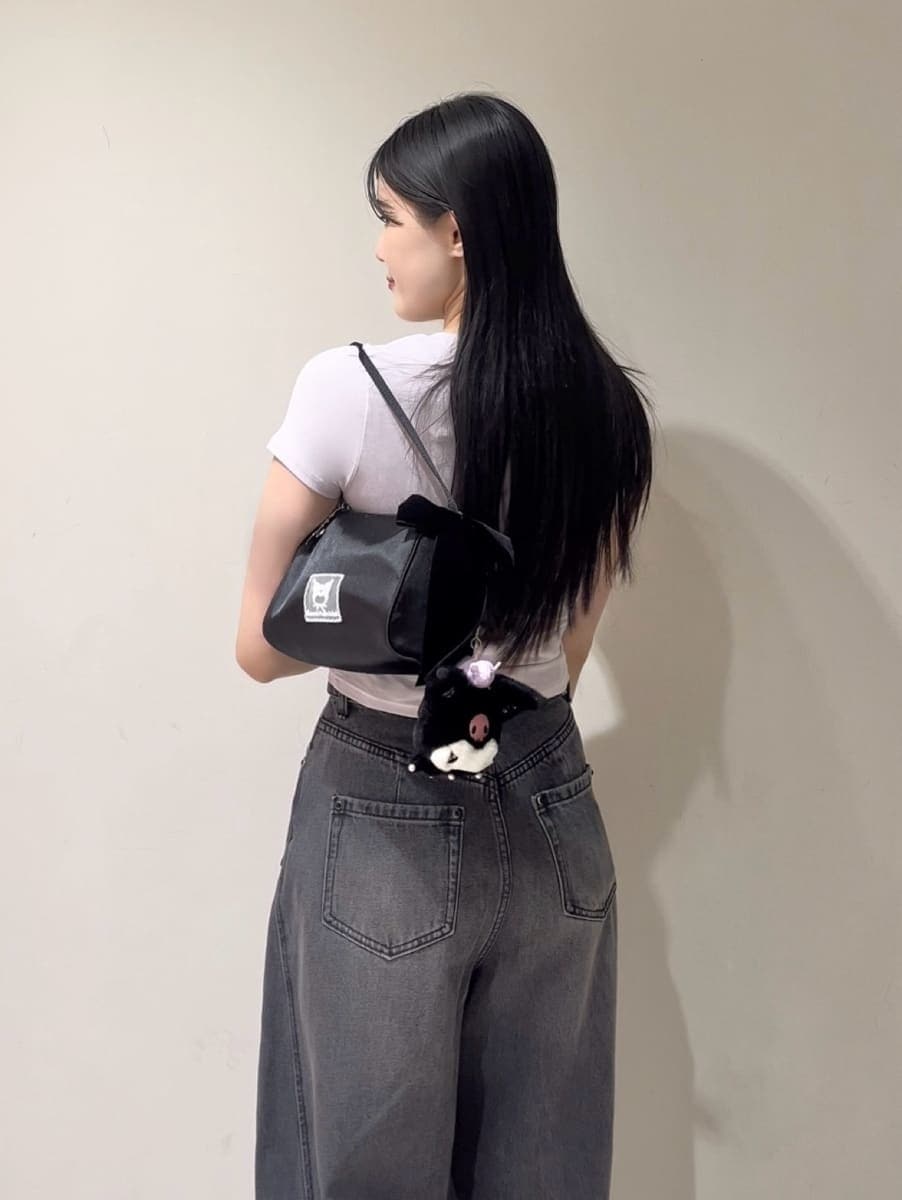 ブラック系のサンダル、ブラック系のその他パンツを着用したレディースの夏コーディネートの5枚目の写真