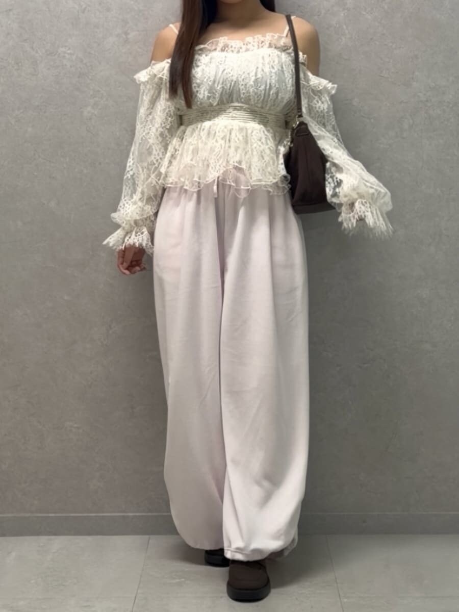 ピンク系のその他パンツ、ホワイト系のシャツ/ブラウス、ピンク系のパーカーを着用したレディースの秋コーディネートの4枚目の写真
