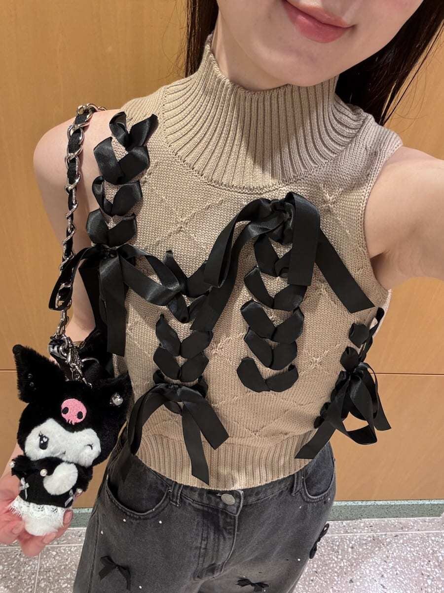 ブラック系のショルダーバッグ、ブラック系のその他パンツ、ベージュ系のニット/セーターを着用したレディースの夏コーディネートの7枚目の写真
