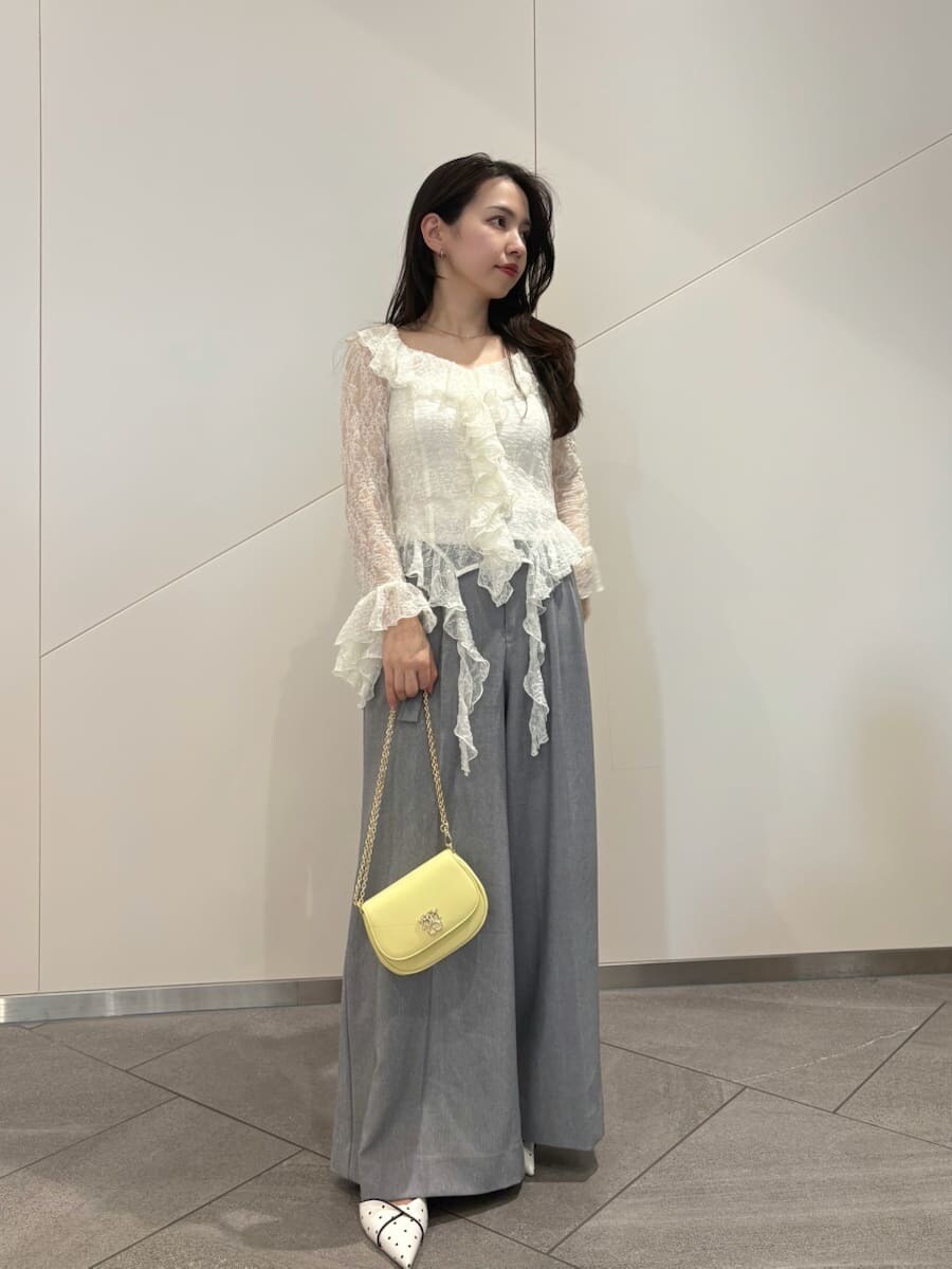 ブラック系のトレンチコート、グレー系のその他パンツ、ホワイト系のTシャツ/カットソーを着用したレディースの冬コーディネートの3枚目の写真