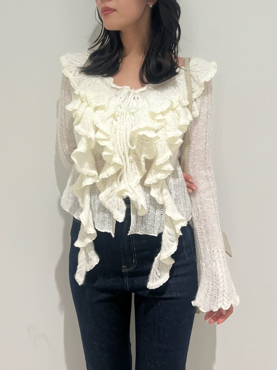 ブルー系のその他パンツ、イエロー系のムートンコート、ホワイト系のニット/セーターを着用したレディースの冬コーディネートの8枚目の写真