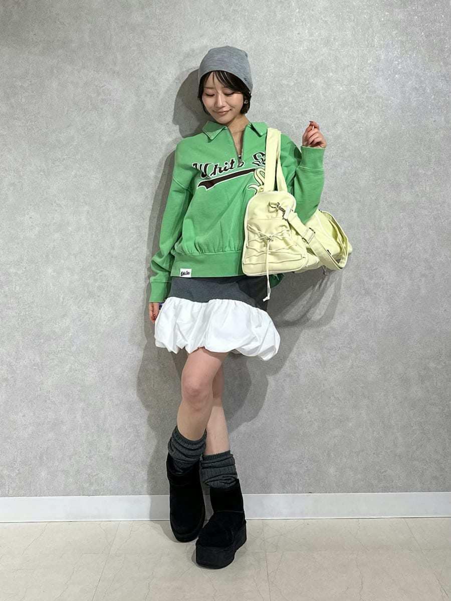 グレー系のワンピース、グリーン系のスウェットを着用したレディースの春コーディネートの3枚目の写真