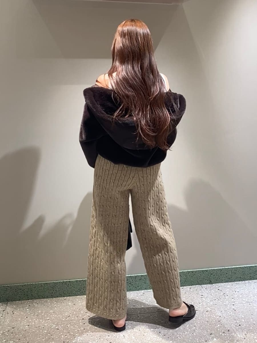 ブラウン系のブルゾン、ブラウン系のその他パンツ、ブラック系のショルダーバッグを着用したレディースの秋コーディネートの2枚目の写真