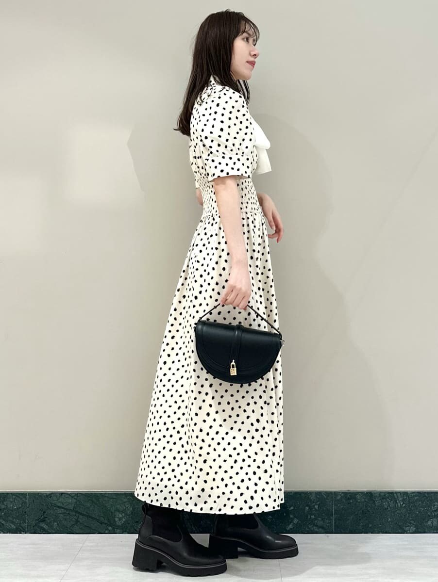 ホワイト系のワンピース、ブラック系のハンドバッグを着用したレディースの夏コーディネートの3枚目の写真