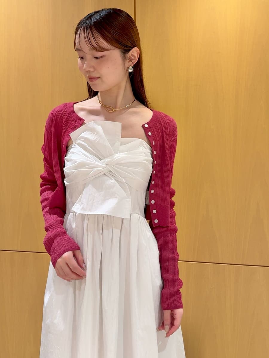 ピンク系のカーディガン/ボレロ、その他のサンダル、ブラウン系のトートバッグを着用したレディースの夏コーディネートの4枚目の写真