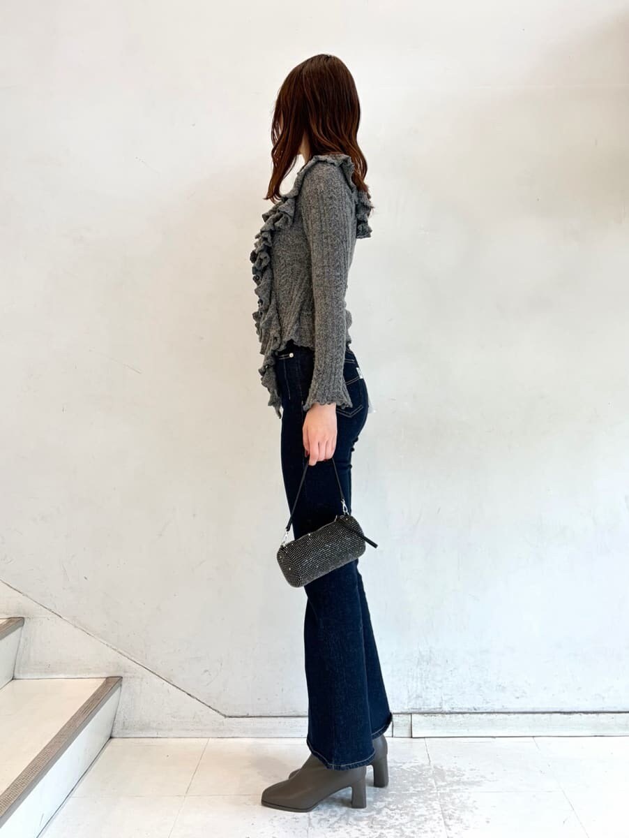 ブルー系のその他パンツ、グレー系のニット/セーターを着用したレディースの冬コーディネートの8枚目の写真