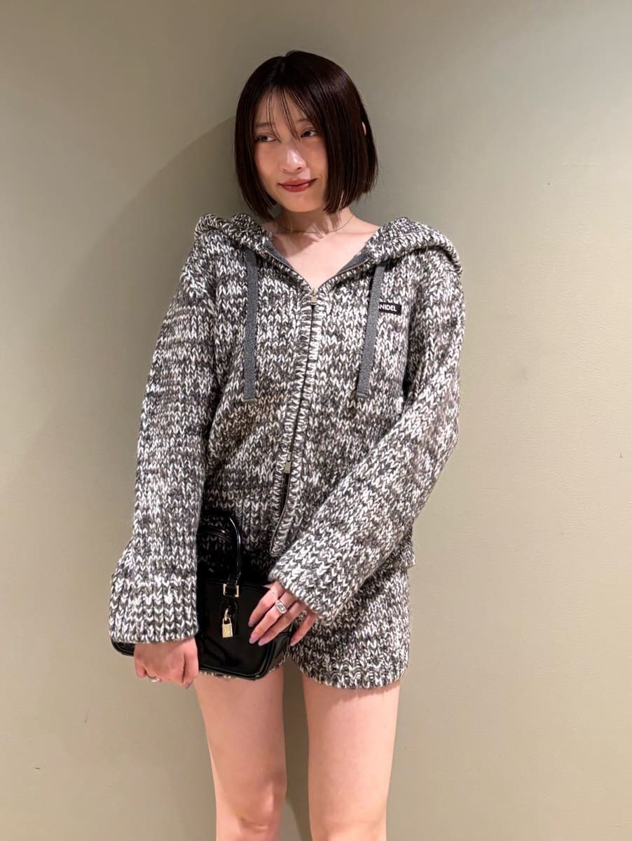 グレー系のニット/セーター、グレー系のその他パンツを着用したレディースの秋コーディネートの5枚目の写真