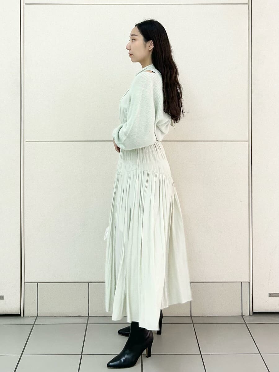 ブラック系のブーツ、グリーン系のワンピース、グリーン系のカーディガン/ボレロを着用したレディースの冬コーディネートの4枚目の写真