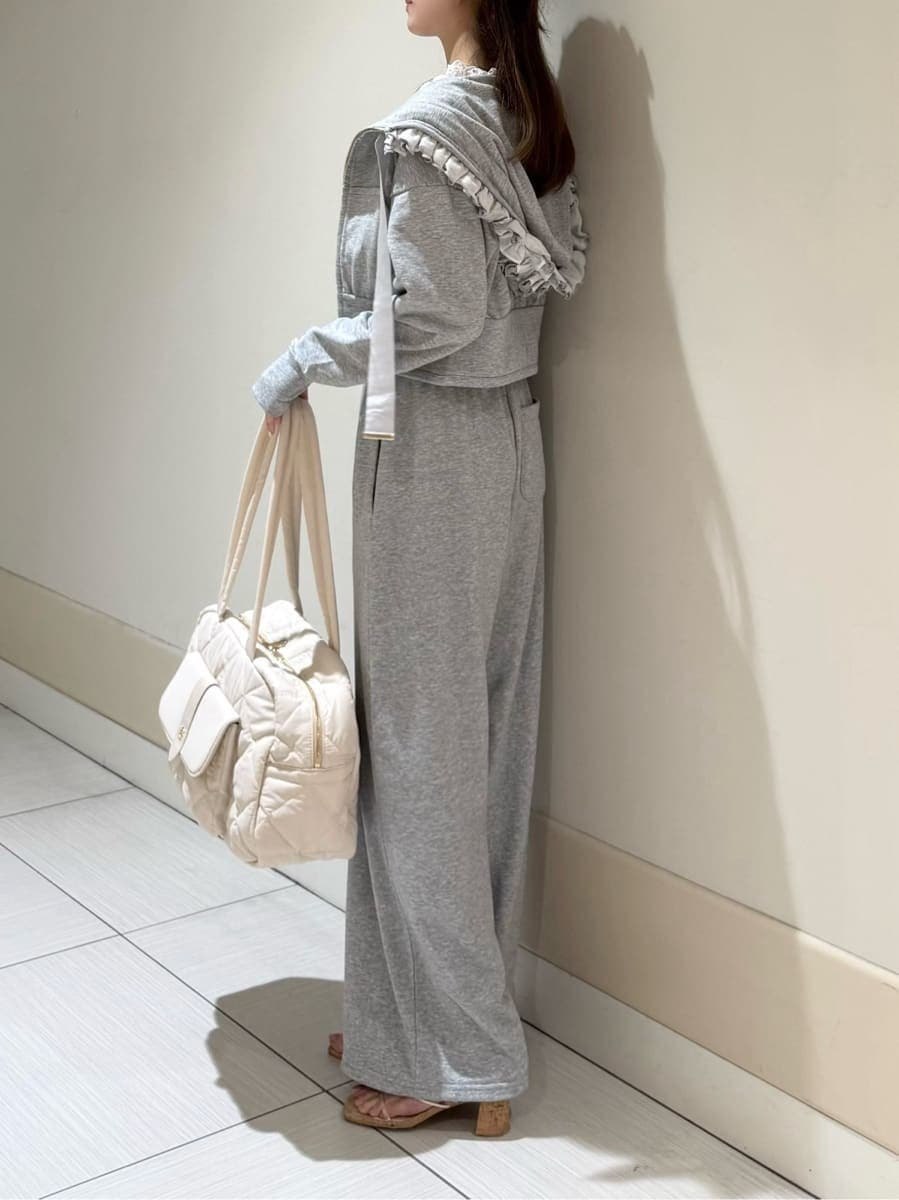その他のサンダル、グレー系のその他パンツ、ホワイト系のシャツ/ブラウスを着用したレディースの夏コーディネートの2枚目の写真