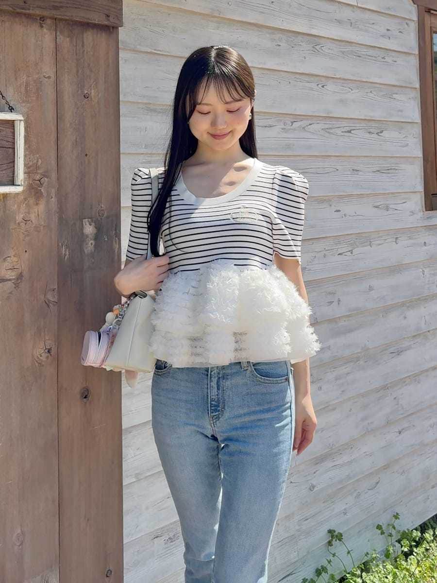 その他のニット/セーター、ブルー系のデニムパンツを着用したレディースの春コーディネートの3枚目の写真
