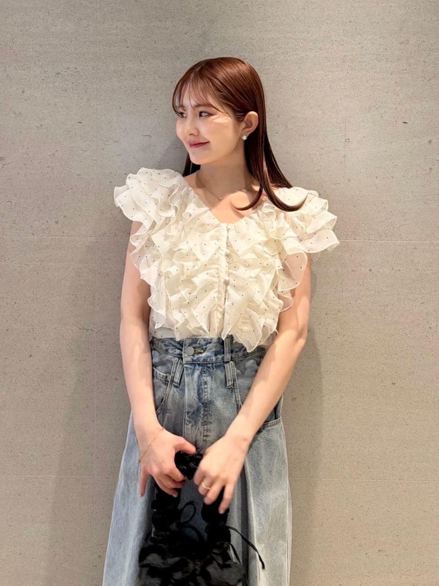 その他のシャツ/ブラウス、ブラック系のパンプスを着用したレディースの春コーディネートの8枚目の写真