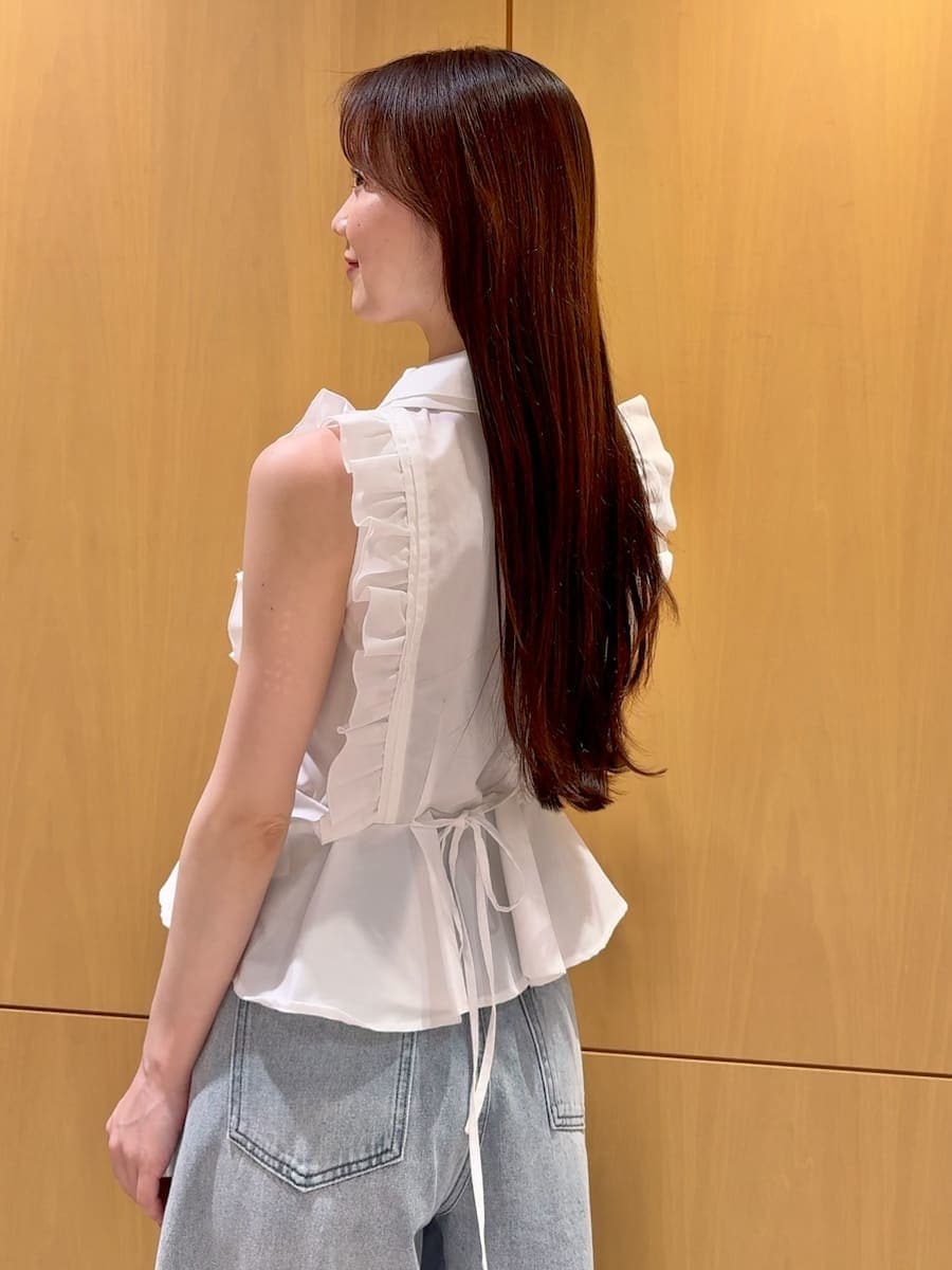 ブルー系のデニムパンツ、ブラック系のサンダル、ブラック系のショルダーバッグを着用したレディースの夏コーディネートの6枚目の写真