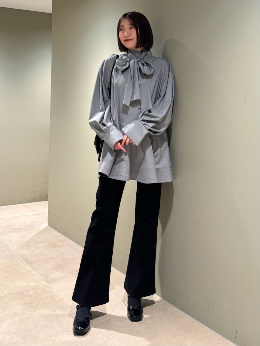 ブラック系のパンプス、その他のシャツ/ブラウス、ブラック系のショルダーバッグを着用したレディースの冬コーディネートの2枚目の写真