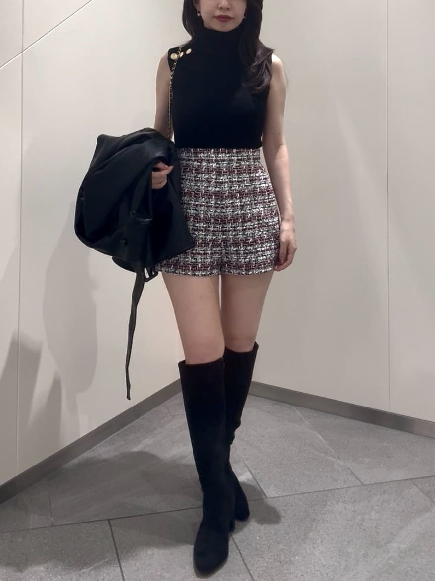 ブラック系のブルゾン、その他のその他パンツ、ブラック系のニット/セーターを着用したレディースの秋コーディネートの5枚目の写真