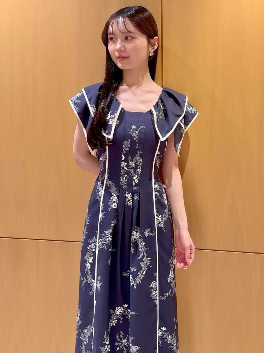 ブルー系のワンピース、ホワイト系のサンダル、ホワイト系のショルダーバッグを着用したレディースの春コーディネートの4枚目の写真