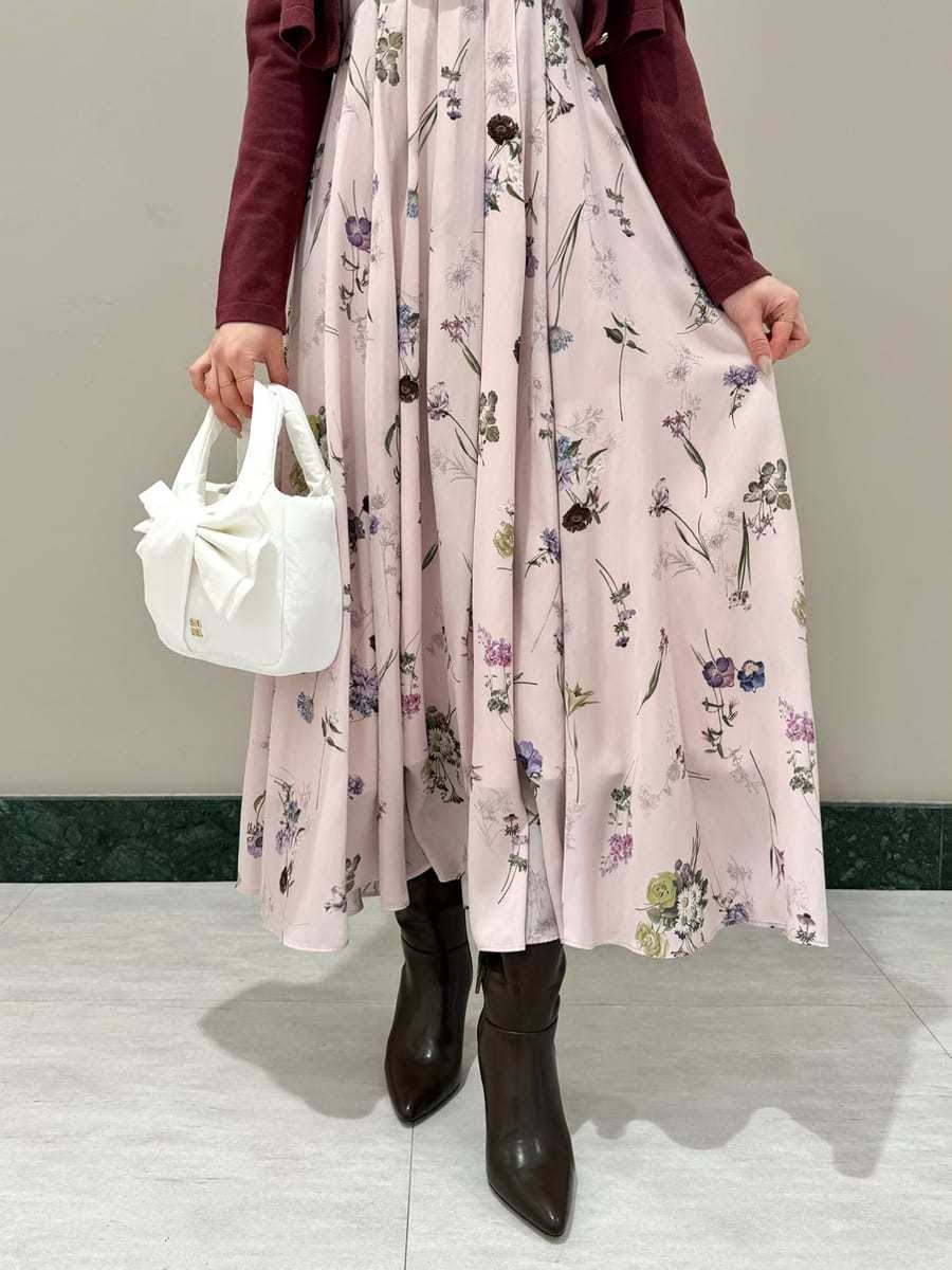 ブラウン系のブーツ、ピンク系のワンピースを着用したレディースの冬コーディネートの5枚目の写真