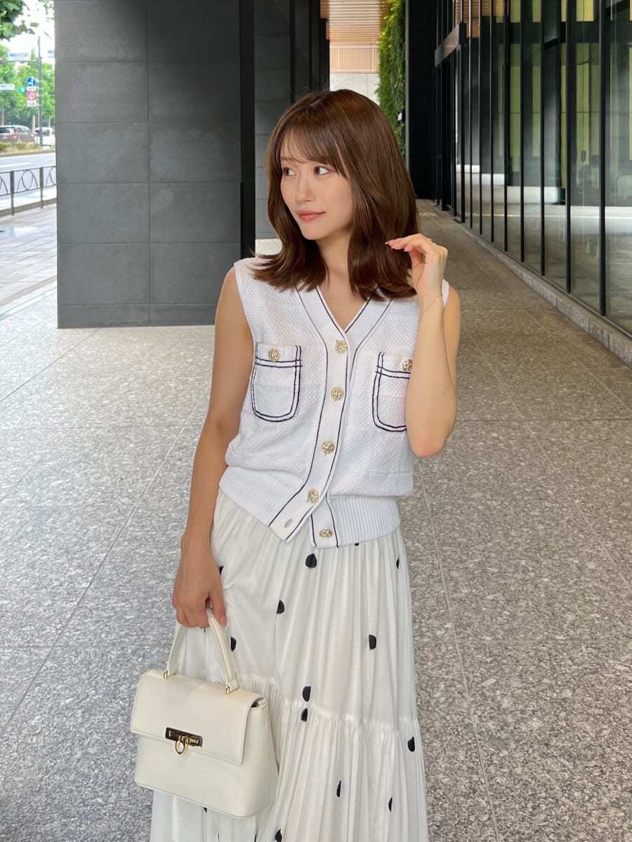 ホワイト系のニット/セーター、その他のスカート、ホワイト系のショルダーバッグを着用したレディースの夏コーディネートの3枚目の写真