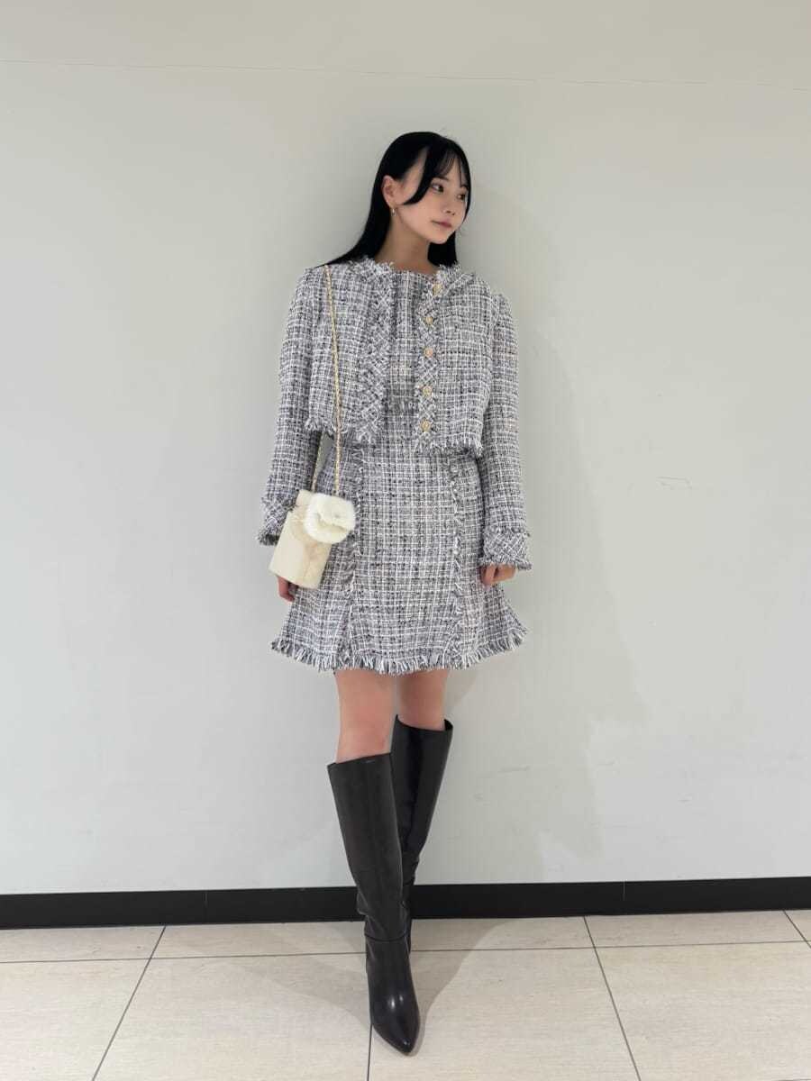 その他のワンピース、その他のノーカラージャケット、ブラウン系のブーツを着用したレディースの秋コーディネートの5枚目の写真