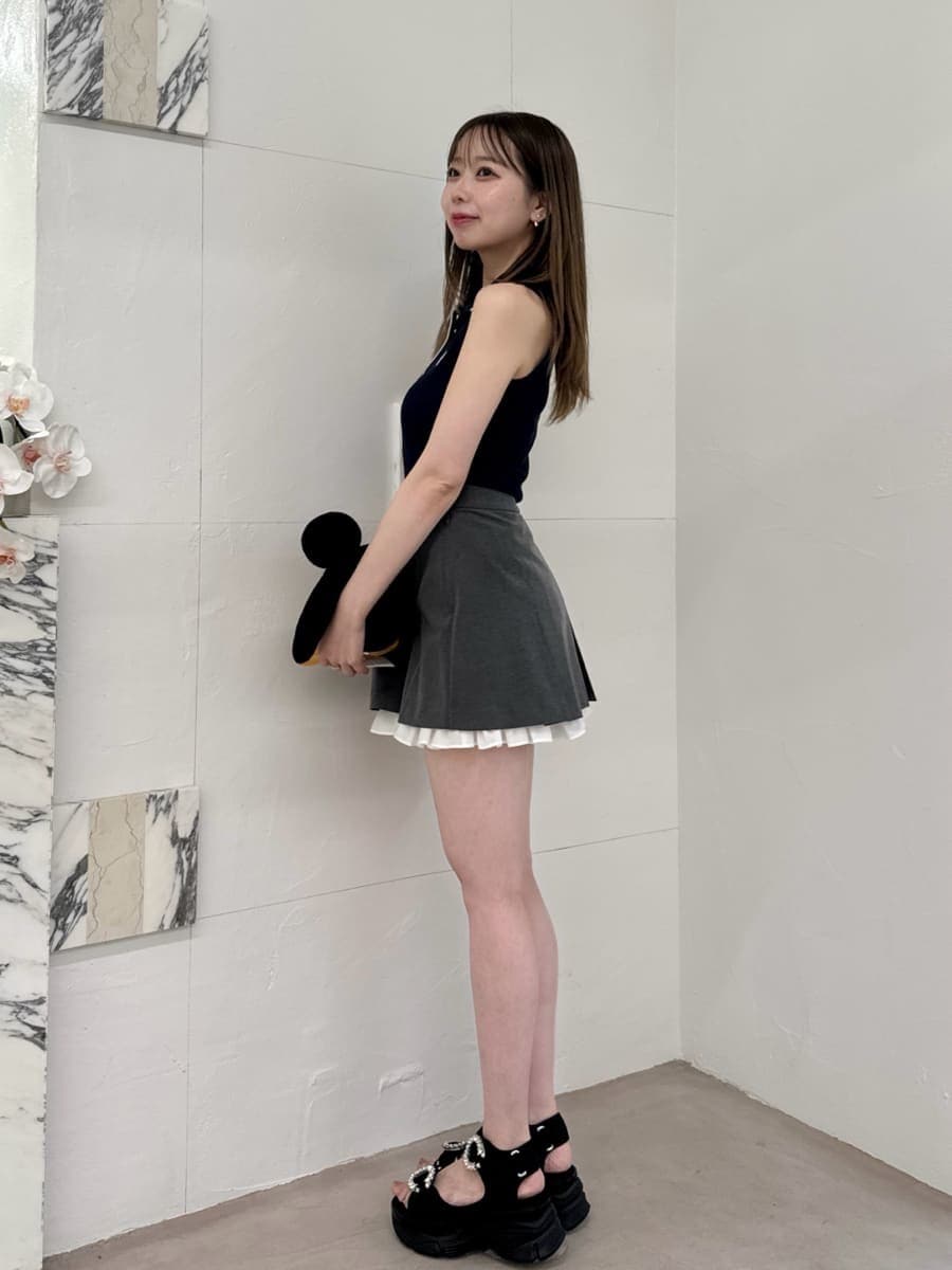 グレー系のその他パンツ、ブルー系のTシャツ/カットソー、ブラック系のサンダルを着用したレディースの夏コーディネートの2枚目の写真