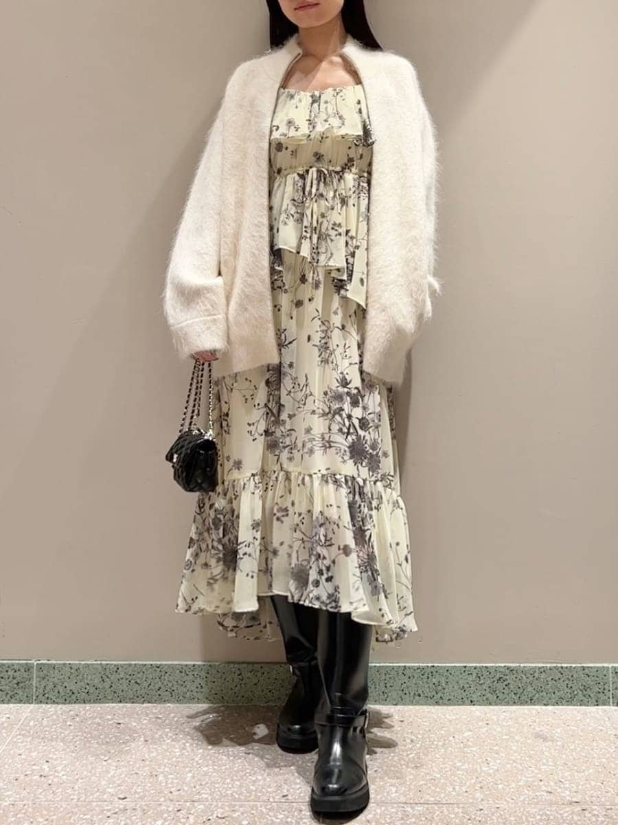 ホワイト系のブルゾン、イエロー系のワンピース、ブラック系のブーツを着用したレディースの秋コーディネートの2枚目の写真