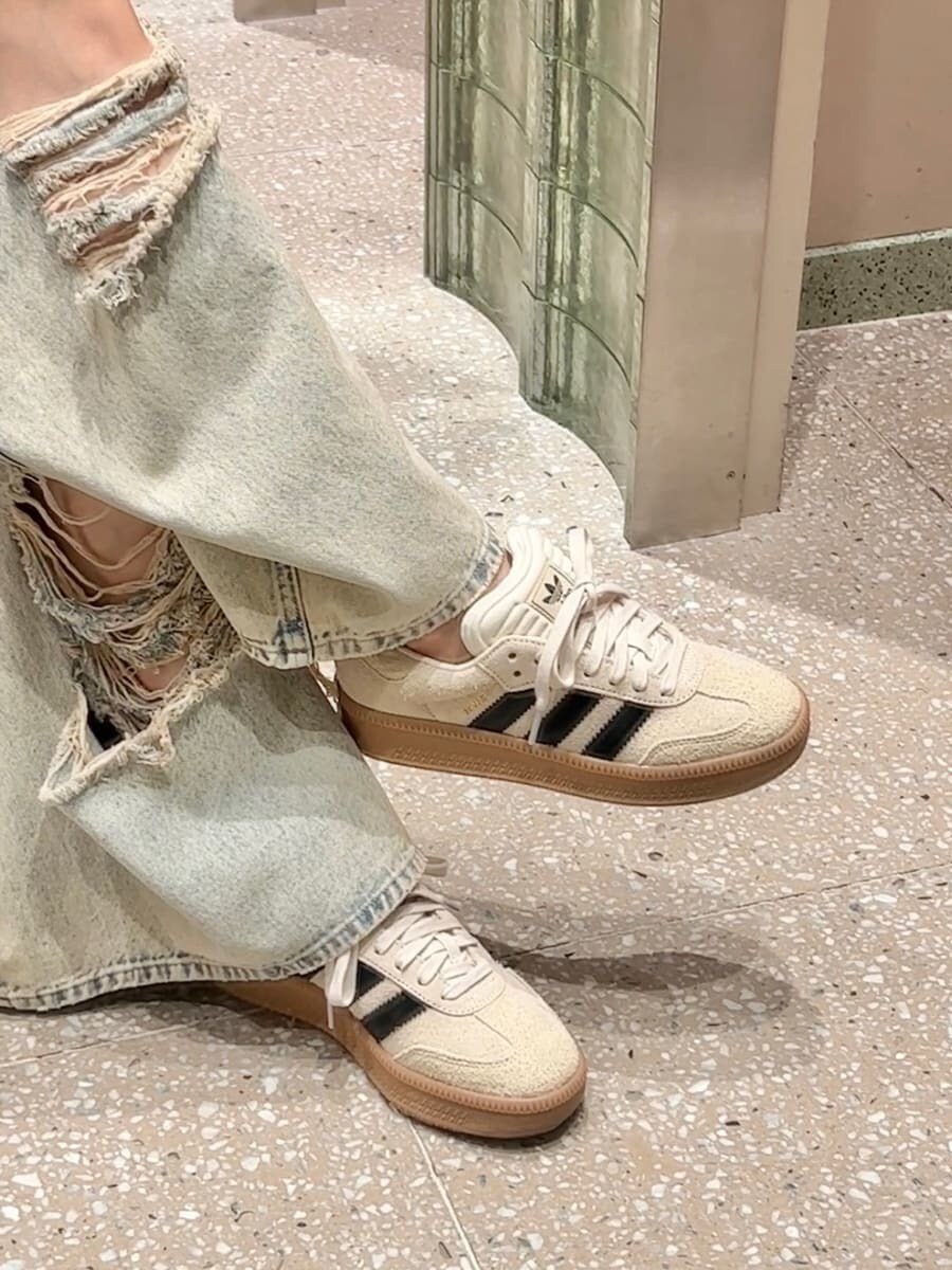 ホワイト系のニット/セーター、ブルー系のデニムパンツ、ブラウン系のボストンバッグを着用したレディースの秋コーディネートの7枚目の写真